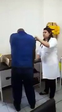 Un gros costaud en panique pendant sa vaccination... Peur des piqûres!