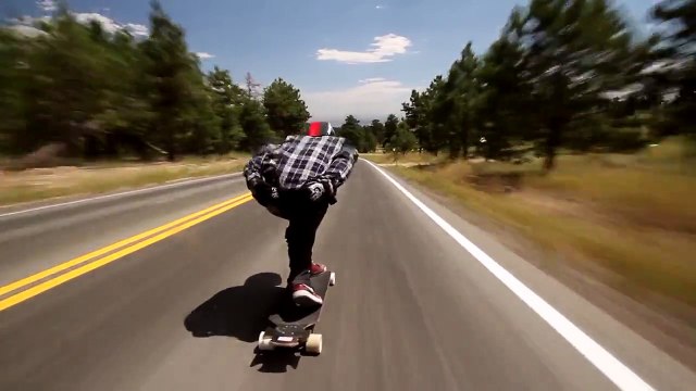 La descente vertigineuse de Zak Maytum en longboard
