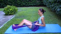 Pilates con l'elastico per addominali e braccia