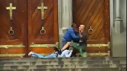 Un sans-abri se sacrifie pour sauver une femme d'un tireur.