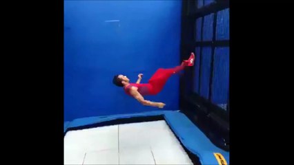 Le maitre du trampoline marche sur les murs
