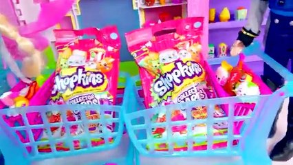 Disney Frozen Queen Elsa VS Prince Hans Unboxing 2 Shopkins Collector Card Blind Bags while Shopping