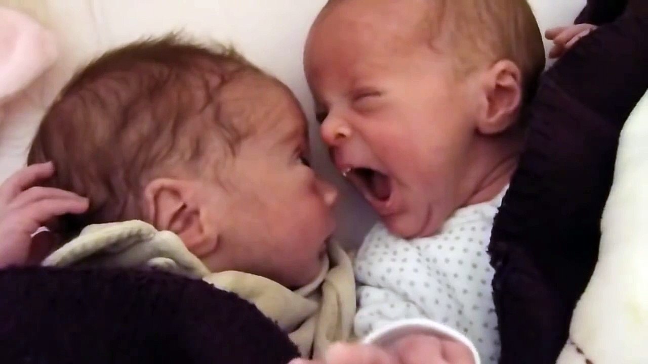 Bébé qui rigole (Méryll tête le nez de son frère Gabriel)