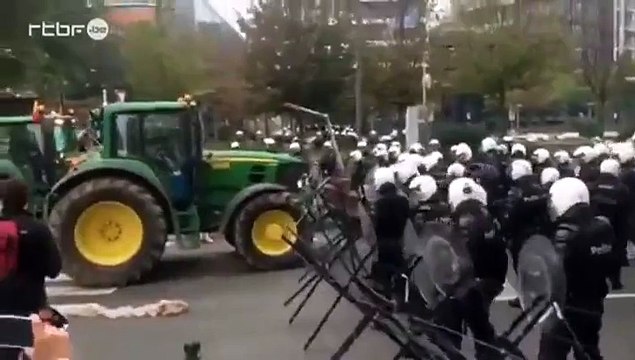 Brussels: Tractors vs Police