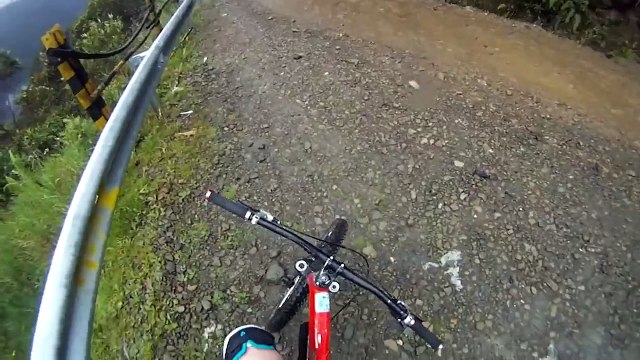Il s'élance en VTT dans le vide pour faire un basejump...mais son parachute ne s'ouvre pas