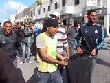 Lampedusa - Tunisini in corteo puliscono le strade e ringraziano gli isolani