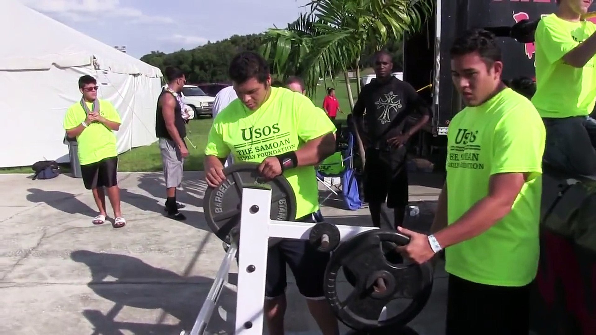 Man Attempts 725 Pound World Record Bench Press Video Dailymotion