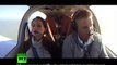 Пилот делает предложение девушке в падающем самолете