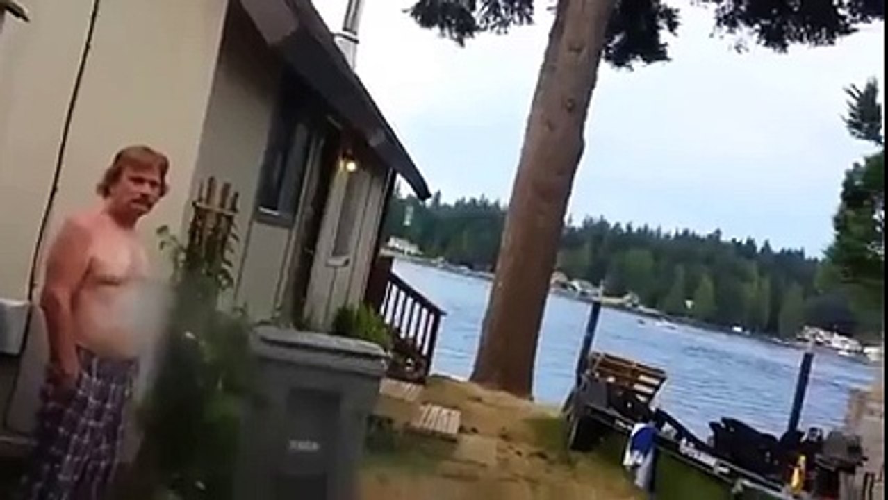 Ivre, il se fait arroser avec un tuyau d'arrosage