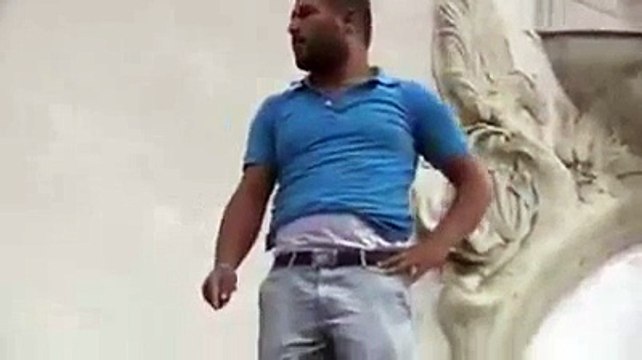 شاب تونسي يدعو السبسي بالرئيس المتخلف
