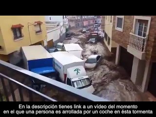 Une crue éclaire en espagne emporte des camions et voitures