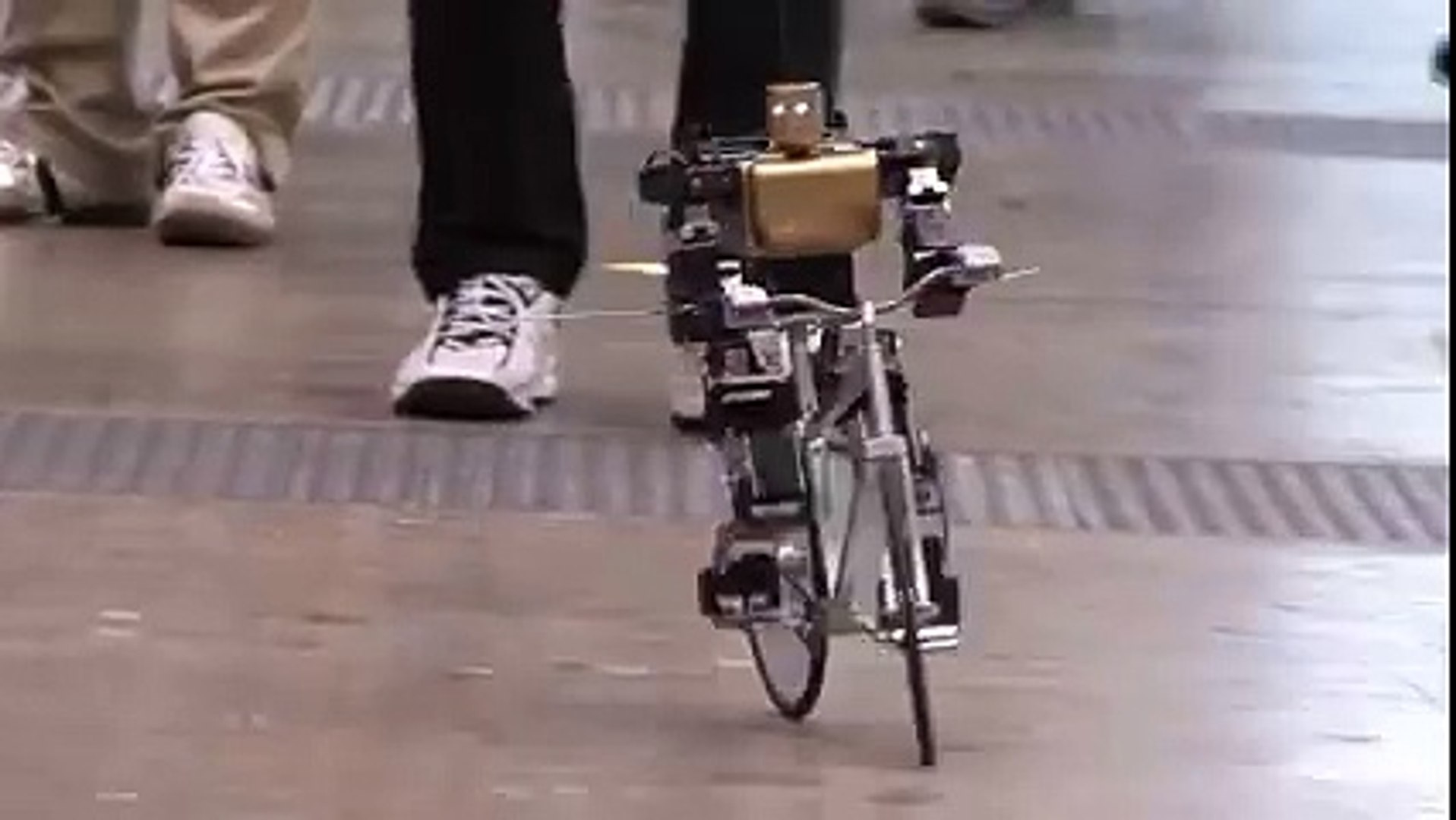 Un robot qui fait du vélo - Vidéo Dailymotion