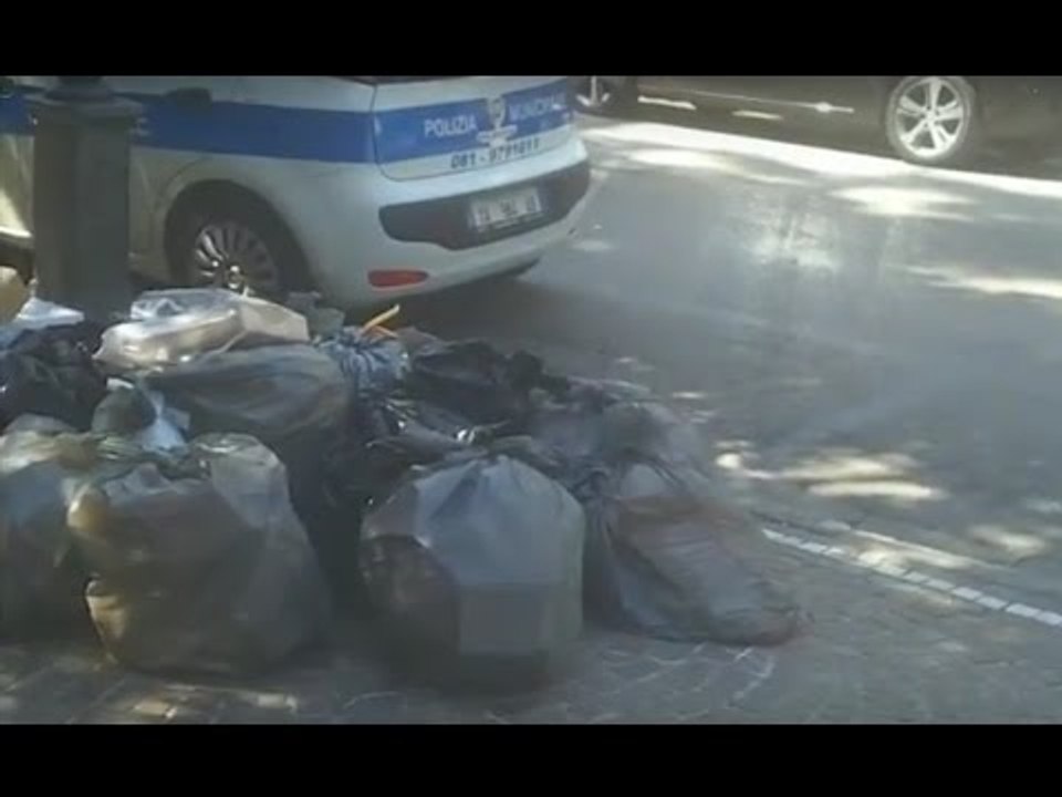 Aversa (CE) - Deposito di rifiuti alle spalle della casa comunale (07.09.15)