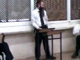 ראש ישיבת פוניבז' מניף אצבע משולשת