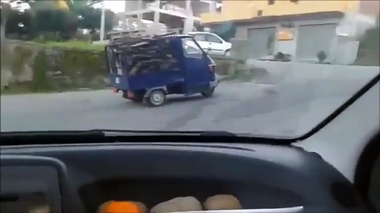 Overloaded Mini Truck Struggling To Go Uphill - VideosMunch