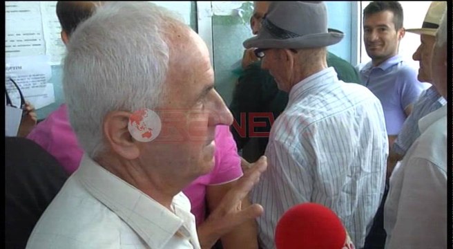 Fier, dhjetëra qytetarë në radhë për dokumentin elektronik të shëndetit- Ora News