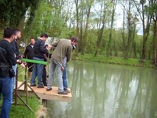 Enterrement de vie de garçon " saut a l élastique de 35 m enfin c ce qu' il croit "