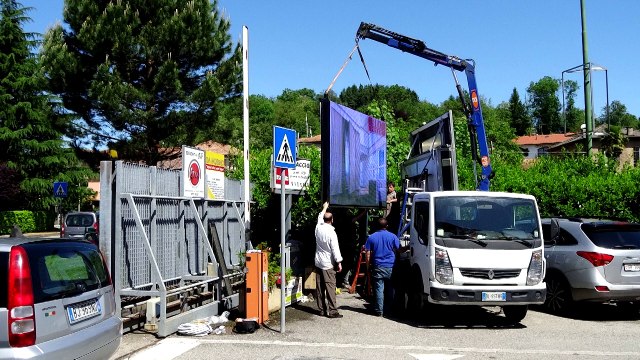 Maxischermo LED / Display LED Pubblicitario installazione nella dogana Svizzera Italia (Gaggiolo) (Varese)