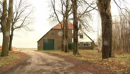De plek waar de megastal moet komen en boer Buijs tijdens gemeenteraadsvergadering - RTV Noord