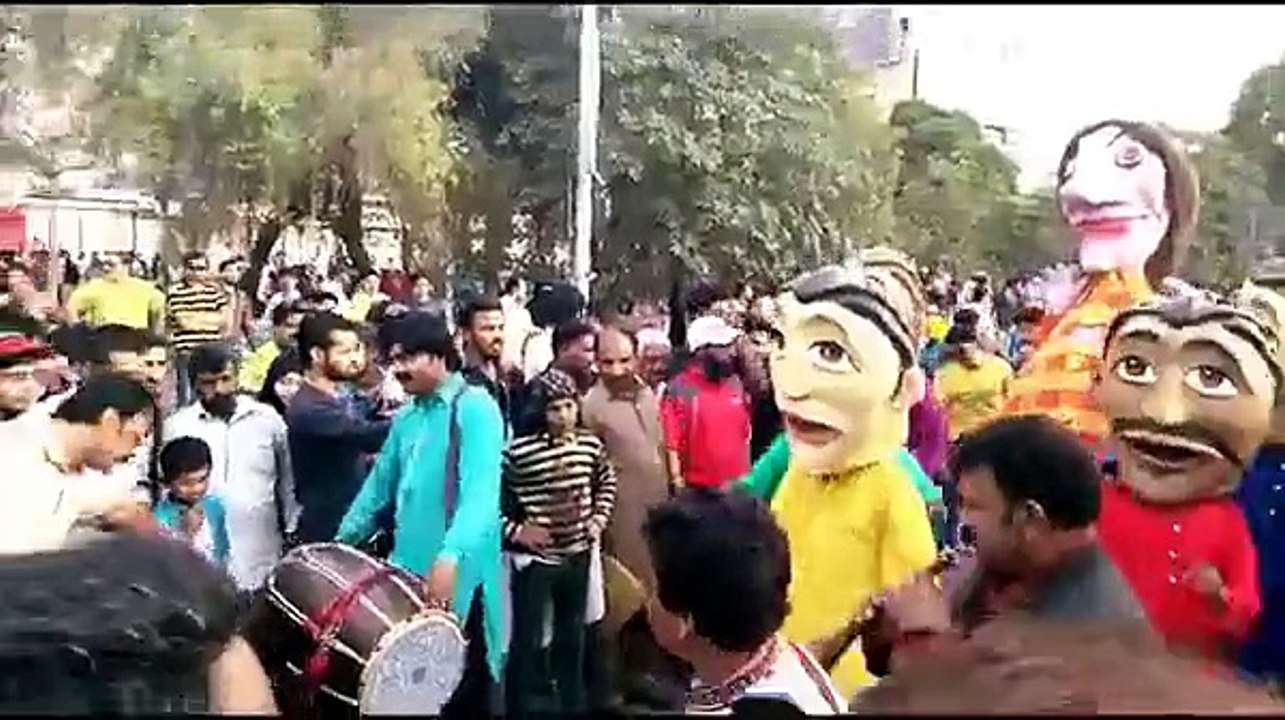 Amazing Dance on Roads of Lahore Must watch