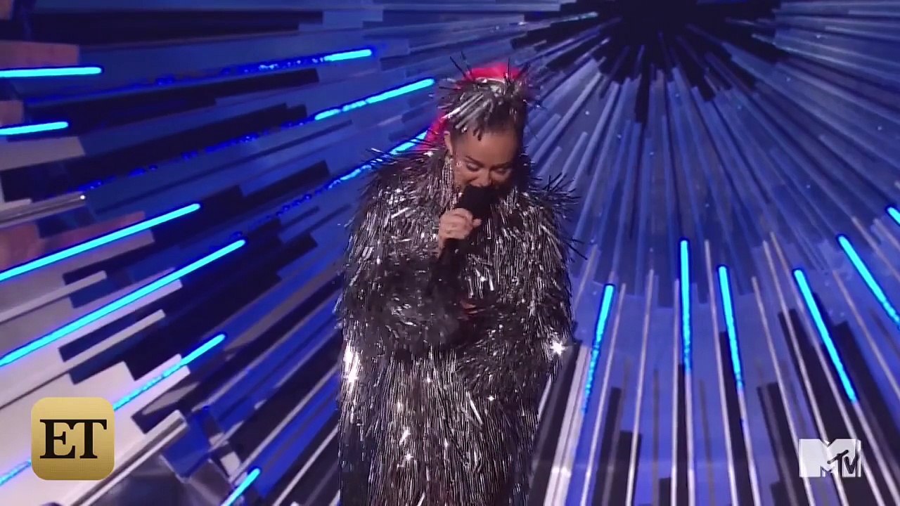 Justin Bieber Breaks Down In Tears On VMA Stage, Where Was Selena Gomez?