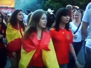 Mundial 2010 Cinco españolas se atreven a celebrar la victoria en pleno Berlin