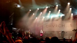 Chvrches saves set with awesome acapella – Pukkelpop 2015