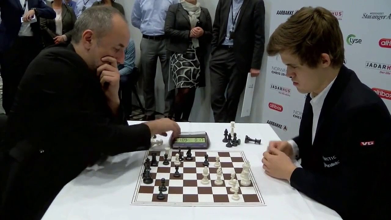 Deux pros des échecs s'affrontent pour une partie ultra rapide