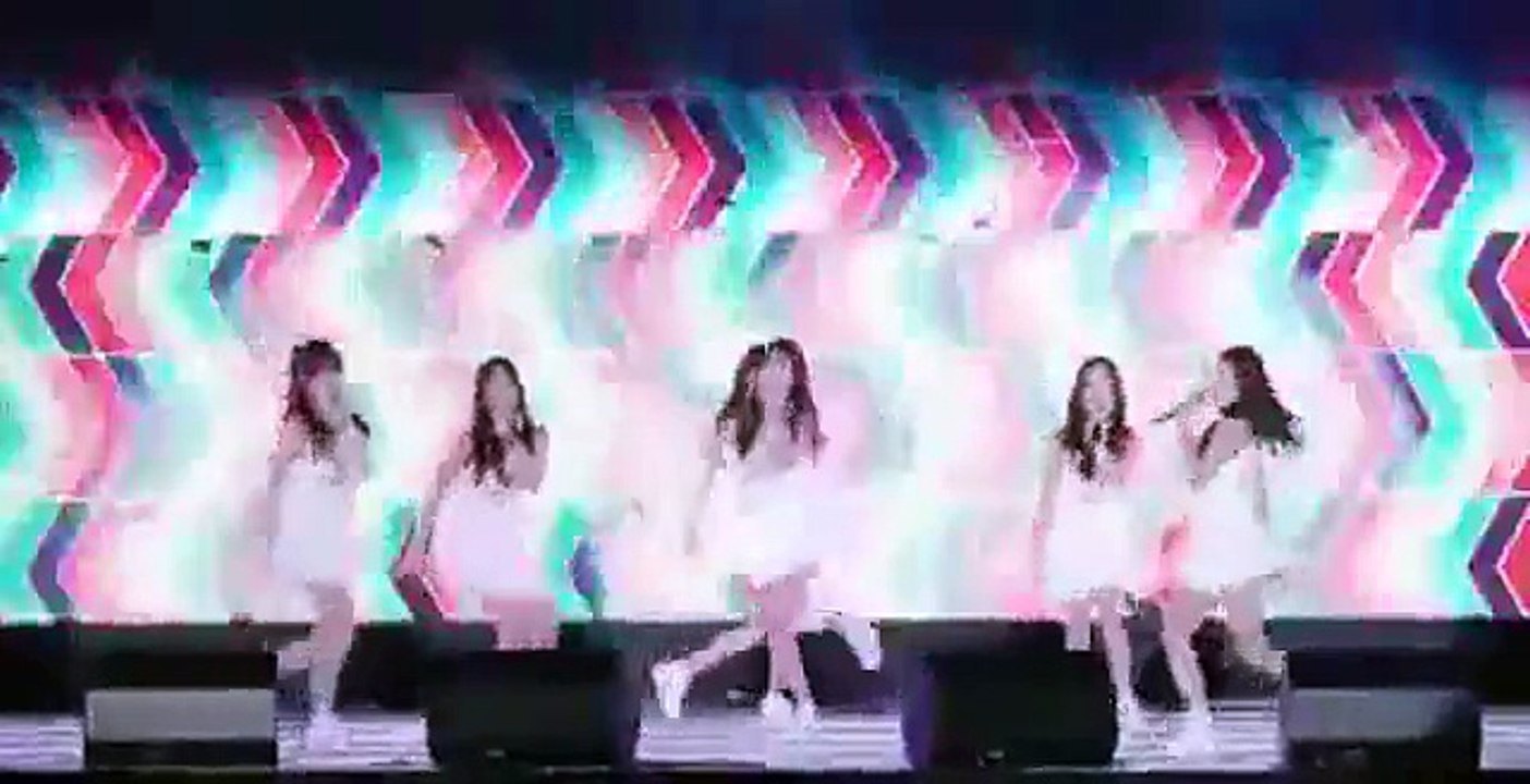 kpop G-friend falls on stage