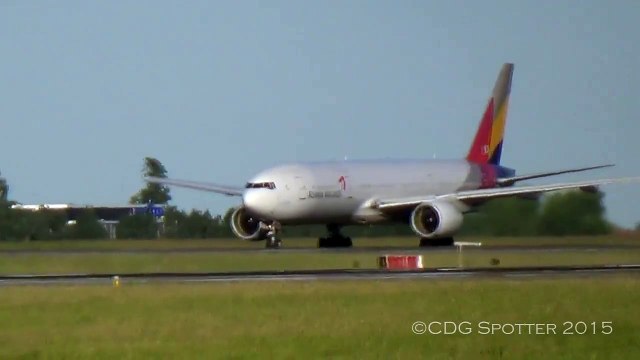 Asiana Airlines Boeing 777 landing & take-off in Paris CDG