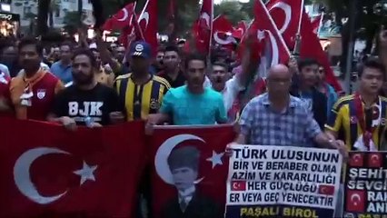 Türkiye şehitleri için ayakta