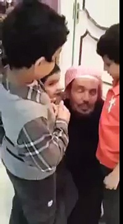 وداع الشيخ سليمان الرشودي لأهله قبل عودته للسجن