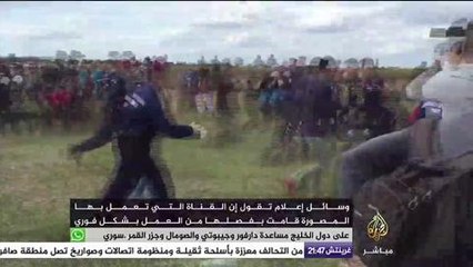 إعلامية مجرية تعتدي على لاجئين سوريين يحاولون الهروب من قوات الأمن