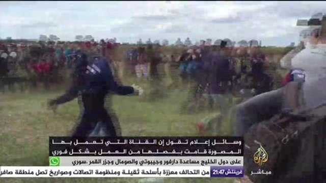 إعلامية مجرية تعتدي على لاجئين سوريين يحاولون الهروب من قوات الأمن