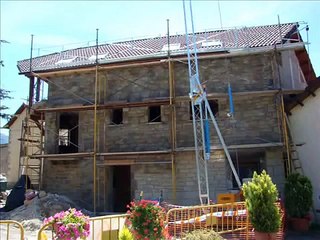 IMITACION PIEDRA RUSTICA EN LA FACHADA DE UNA CASA.