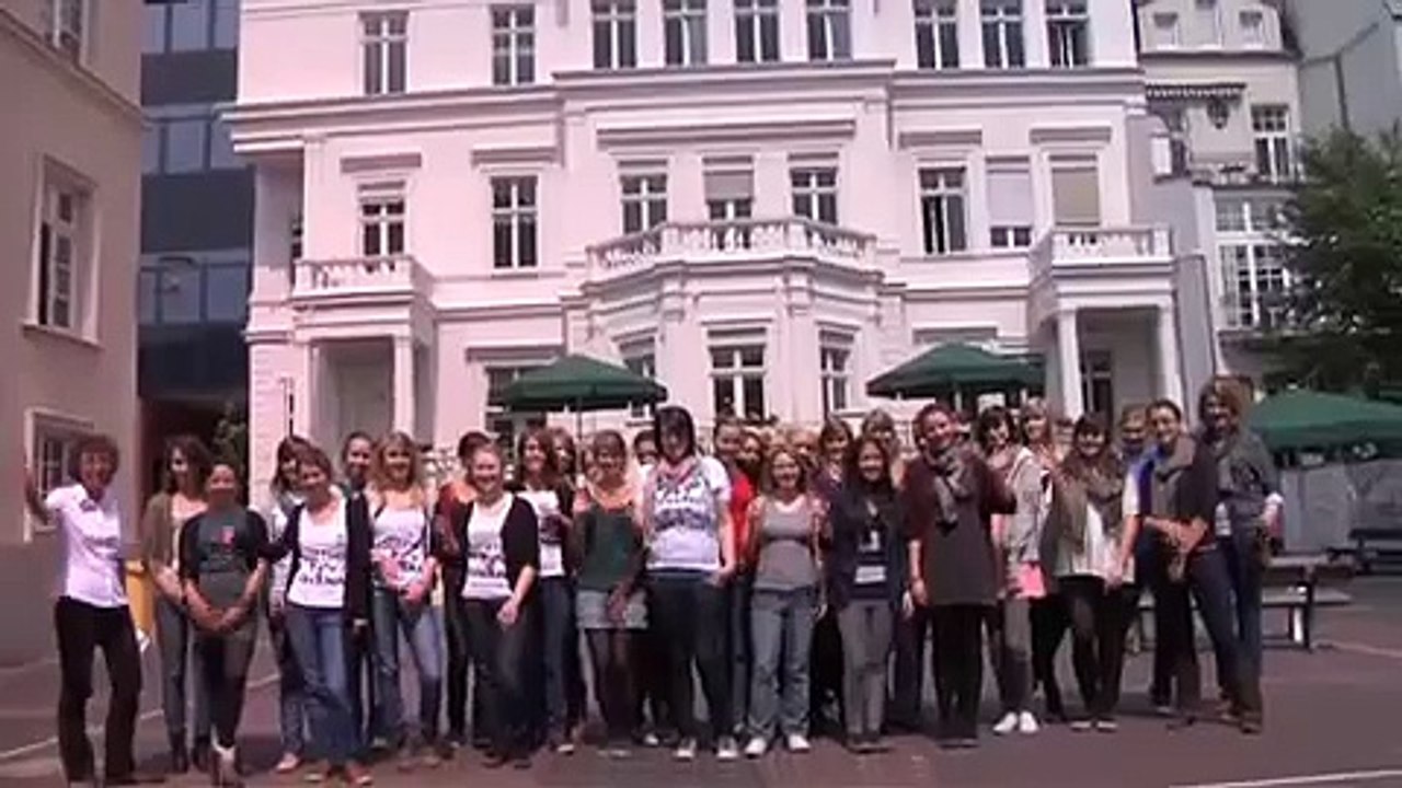 Mädchen helfen Mädchen