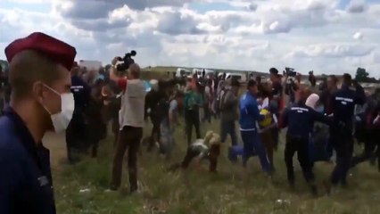 Une journaliste hongroise virée après avoir frappé des réfugiés syriens