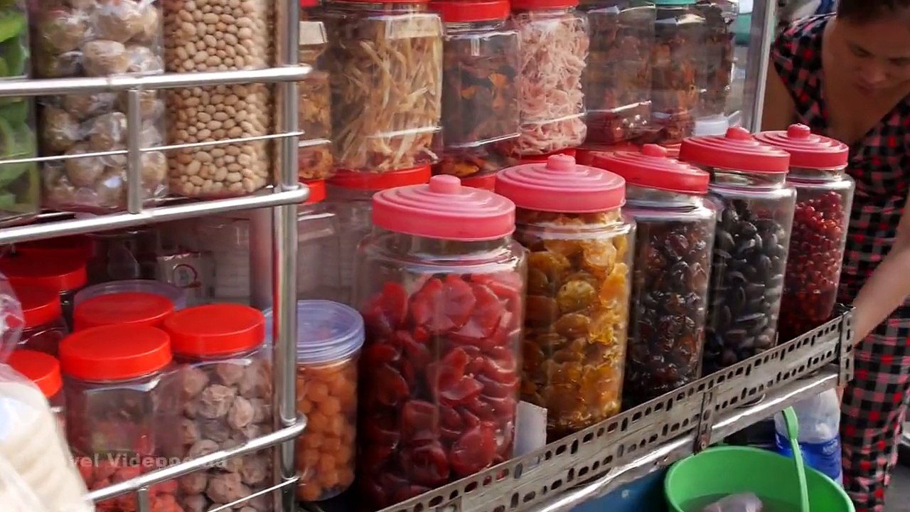 Vietnam : Ho Chi Minh City, Huge Snack stall, feb 2014