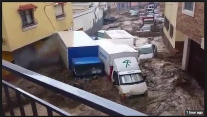 Flash floods sweep vehicles along Spanish street اسپین میں خطرناک سیلاب : گاڑیاں تنکوں کی طرح بہنے لگیں :