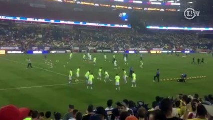 Neymar aquece junto com os reservas e torcedores chamam pelo jogador