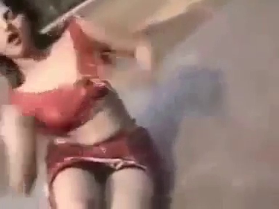 Hot Pakistani Mujra in Rain Show Jism