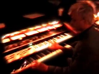 "Tongue" by Um performed by Felix Kubin