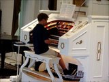 Young classical pianist experiences theatre pipe organ