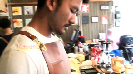 Tampannya Rio Dewanto Saat Jadi Barista