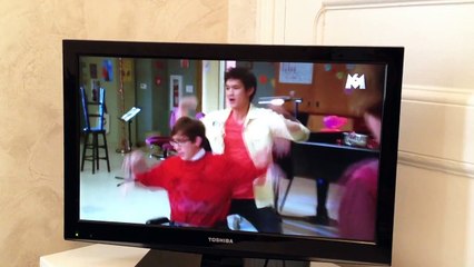 A scene from Glee in French!  Kissing booth, Michael Jackson's PYT & a girl fight
