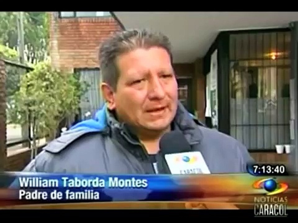 Hombre vestido de colegiala