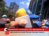 Vea cómo opositores rechazan con abucheos a Henrique Capriles