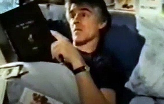 Kees van Kooten - Kees ligt ziek thuis [Full Episode]