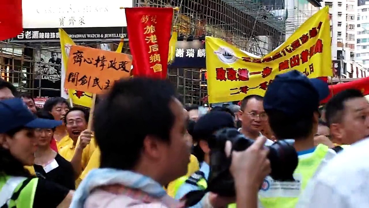 石獅市旅港同鄉公會在撐政改遊行跟市民發生推撞