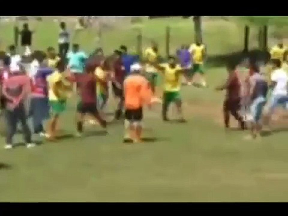 GILAAAA Video Tawuran Masal Sepakbola